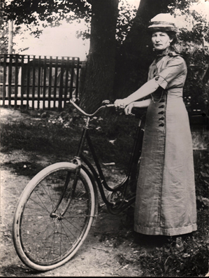 Damen med cykeln heter Ida Nilsson.