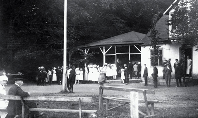 Festdeltagare utanför Tornsborg omkring 1910 Foto från Risebega-Färingtofta hembygdsförening