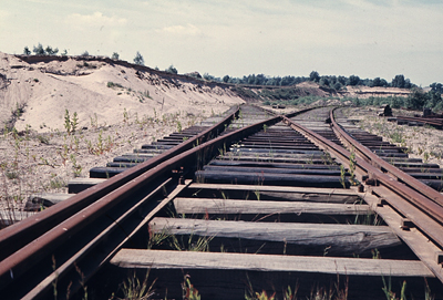 Delningen av järnvägen med stickspåret ner i grustaget (nuvarande skjutbana) 1950-tal