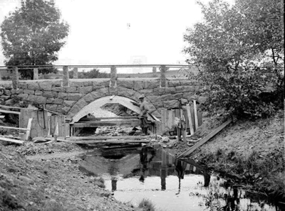 Den nya bron över Skärån i Bonnarp. Den gamla bron revs 1924.
