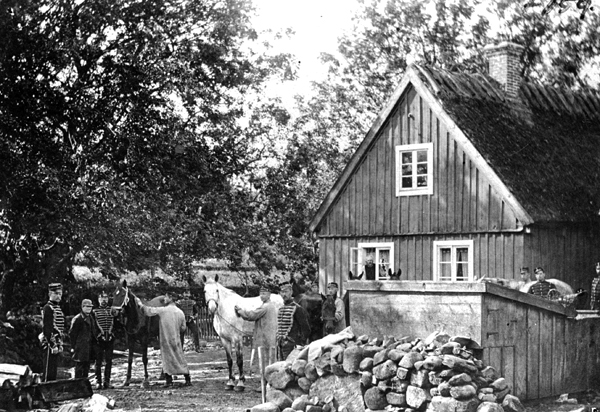Den gamla gården nr 11 i Bonnarp.Per Åkesson bodde här 1897 – 1900.Från början av 1900 – talet beboddes fastigheten av Johan och Bertha Brodell.Gården brann ner 3 juli 1911 varvid 35 hästar innebrändes.