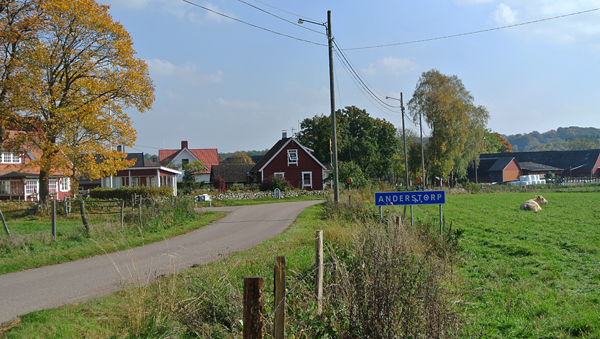 Norra infarten till byn 2014 Foto: Bengt Hertzman