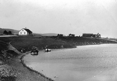Bonnarpssjön i förgrunden. Till höger i bilden Lilla Sjögården (idag Dressyrspecialisten).Till vänster på bilden, det ljusa huset, är flyttat från heden runt 1900 – talet 