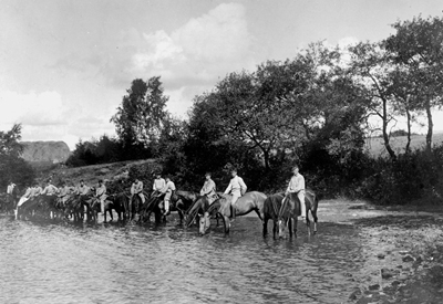 Husarerna vattnar sina hästar i Bonnarpssjön.