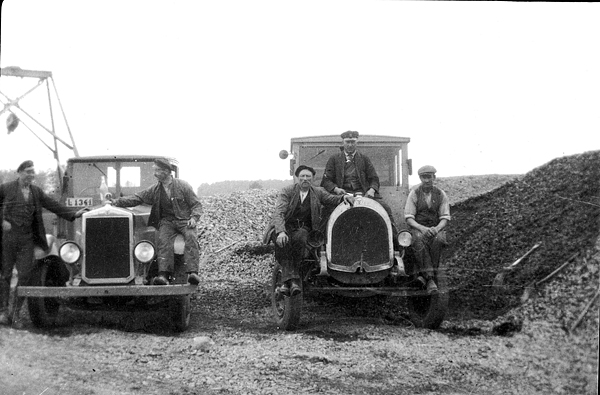 Lastbilar i grustäkt vid Kvidinge cirka 1930  Foto genom Kent Meissner, Nybro