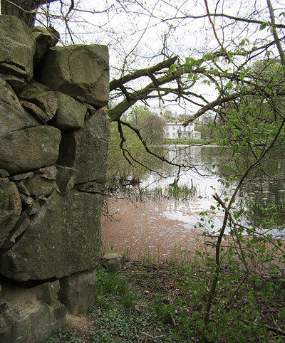 Mur från Hammarmöllan. I bakgrunden Bjersgårds gods. Foto: Torsten Hannrup